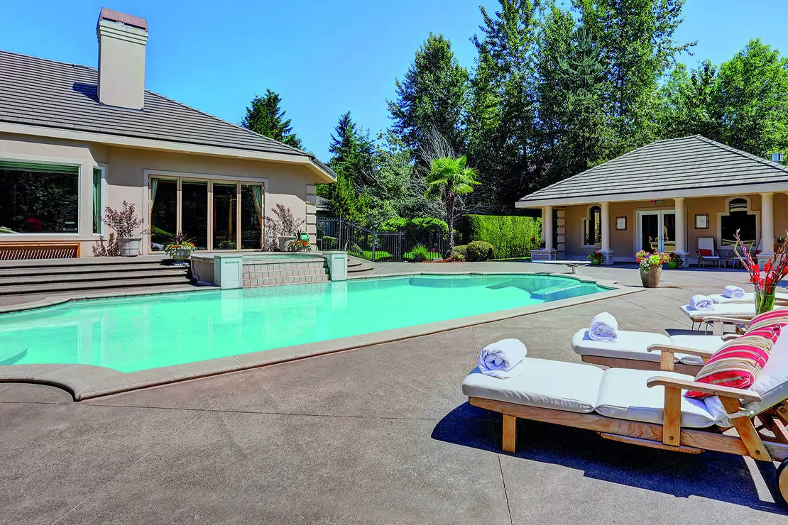 Maison avec une piscine spectaculaire pavée en béton imprimé à Châteaudun